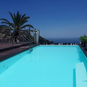 לבקר במלון